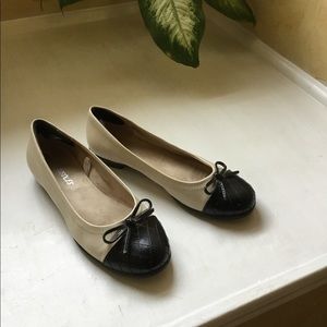 Aerosoles 6.5 vintage style flats, cream/black